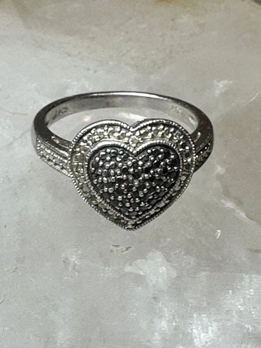 HEART RING VALENTINE LOVE BAND SIZE 6.50 STERLING SILVER WOMEN: HEART RING VALENTINE LOVE BAND SIZE 6.50 STERLING SILVER WOMEN Heart ring Valentine Love band size 6.50 sterling silver women Size 6.50 Weight 3.8g Length. 1/2" Width. 1/2" Band Width in back 1/8"