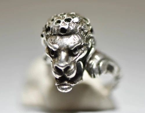 FOO DOG RING LION BAND TAIL STERLING SILVER MEN: FOO DOG RING LION BAND TAIL STERLING SILVER MEN Foo Dog Ring lion band tail sterling silver men Size . 7.75 weight 13.4g Widest part of band 1" Thinnest part of band 1/4" Delivered in a Gift Box