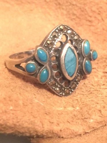 VINTAGE STERLING SILVER MARCASITE TURQUOISE RING SIZE 7.50 4.5G: VINTAGE STERLING SILVER MARCASITE TURQUOISE RING SIZE 7.50 4.5G Vintage Sterling Silver Marcasite Turquoise Filigree Ring Size 7.50 Weight 3.3g Width 5/8" Length 3/8" Free First Class shipping and pos