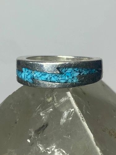 LIGHTENING RING TURQUOISE CHIPS BAND SOUTHWEST STERLING SILVER WOMEN GIRLS: LIGHTENING RING TURQUOISE CHIPS BAND SOUTHWEST STERLING SILVER WOMEN GIRLS Lightening ring turquoise chips band southwest sterling silver women girls Size 5.50 Weight 5.3g Widest part 1/4" Thinnest pa