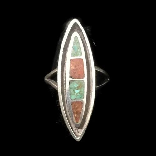 LONG TURQUOISE CHIP RING VINTAGE STERLING SILVER BOHO RING SIZE 5.75 SOUTHWEST: LONG TURQUOISE CHIP RING VINTAGE STERLING SILVER BOHO RING SIZE 5.75 SOUTHWEST Long Turquoise Coral Chips Ring Southwest Vintage Sterling Silver Band Size 5.75 Weight 6.1g Widest Part of Band 1 3/8" T