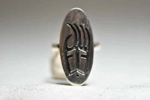 LONG RING SOUTHWEST BEAR CLAW STERLING SILVER WOMEN GIRLS: LONG RING SOUTHWEST BEAR CLAW STERLING SILVER WOMEN GIRLS Long Ring southwest bear claw sterling silver women girls Size 8.25 Weight 7.6g Length of ring 1 1/2" Width of ring 5/8" Thinnest part of band