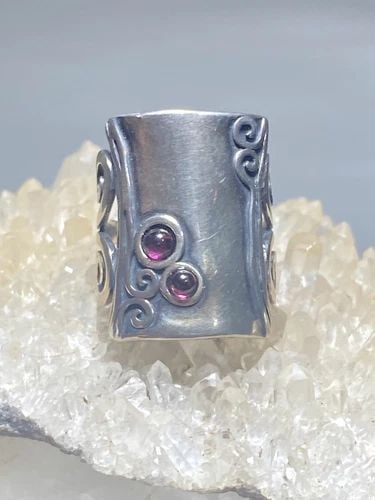 LONG FLORAL RING KNUCKLE ISRAELI STERLING SILVER WOMEN GIRLS: LONG FLORAL RING KNUCKLE ISRAELI STERLING SILVER WOMEN GIRLS Long floral ring knuckle Israeli sterling silver women girls Size 5 Weight 4.7g Length 7/8" Width. 5/8" Thinnest part of band 1/8"
