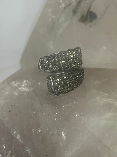 MARCASITE RING WRAP AROUND BAND STERLING SILVER ART DECO STYLE WOMEN GIRLS: MARCASITE RING WRAP AROUND BAND STERLING SILVER ART DECO STYLE WOMEN GIRLS Marcasite ring wrap around band sterling silver Art Deco style women girls Size 5.50 Weight 7.9g Widest part 5/8" Thinnest pa
