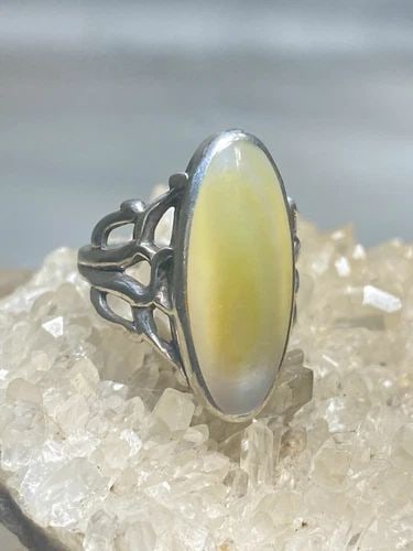LONG MOTHER OF PEARL RING SIZE 7 SOUTHWEST MOP STERLING SILVER WOMEN GIRLS: LONG MOTHER OF PEARL RING SIZE 7 SOUTHWEST MOP STERLING SILVER WOMEN GIRLS Long Mother of Pearl ring southwest MOP sterling silver women girls Size 7 Weight. 6.6g Length 1" Width 3/8" Thinnest part of