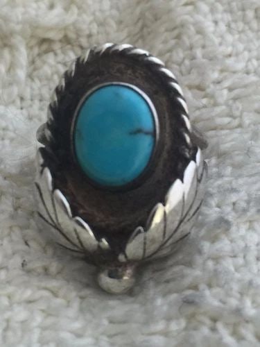 NAVAJO RING TURQUOISE SIZE 5.5 VINTAGE STERLING SILVER SOUTHWEST WOMEN: NAVAJO RING TURQUOISE SIZE 5.5 VINTAGE STERLING SILVER SOUTHWEST WOMEN Navajo Ring Turquoise Size 5.5 Vintage Sterling Silver Southwest women Size 5.5 Weight 8.0g Length 1" Width 5/8" Free Postal Insu