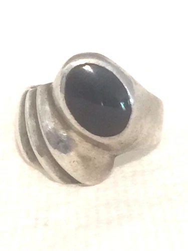 VINTAGE STERLING SILVER ONYX CHUNKY HEAVY RING SIZE 8 9.5G MEXICO: VINTAGE STERLING SILVER ONYX CHUNKY HEAVY RING SIZE 8 9.5G MEXICO Vintage Sterling Silver Onyx Ring Mexico Signed Size 8 Weight 9.5g Widest Part of Band 3/4" Thinnest Part of Band 1/8" Free First Clas