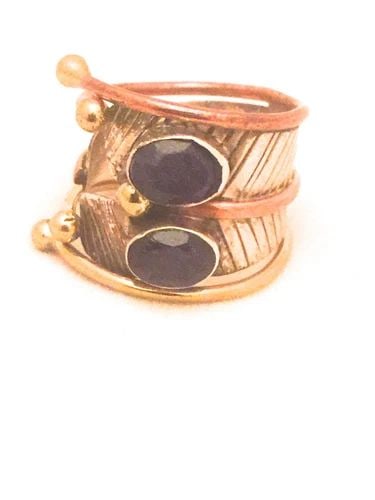 VINTAGE STERLING SILVER RING W SAPPHIRE COLORED STONE SIZE 7 W COPPER DETAILING: VINTAGE STERLING SILVER RING W SAPPHIRE COLORED STONE SIZE 7 W COPPER DETAILING Vintage Sterling Silver Ring w Sapphire Colored Stone w Copper Detailing Size 7 Not Sure on what stone it is Free First 