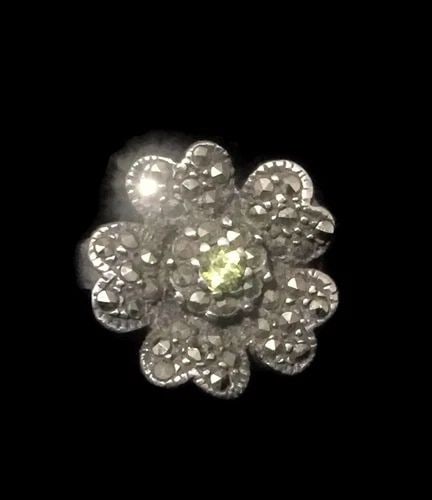 VINTAGE STERLING SILVER FLOWER RING W MARCASITES & PERIDOT SIZE 5.5: VINTAGE STERLING SILVER FLOWER RING W MARCASITES & PERIDOT SIZE 5.5 Vintage Sterling Silver Flower Ring w Marcasites & Peridot Size 5.5 Weight 3.6g Diameter 3/4" Free First Class shipping and postal i