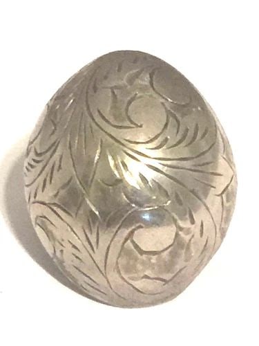 VINTAGE STERLING SILVER DOME BUBBLE RING SIZE 4.75 6.6G SIAM ETCHED PINKIE: VINTAGE STERLING SILVER DOME BUBBLE RING SIZE 4.75 6.6G SIAM ETCHED PINKIE Vintage Sterling Silver Dome Bubble Ring Size 4.5 Weight 6.6g Length 1 3/32" Width 3/4" Free First Class shipping and postal 