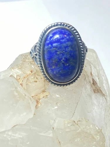 BLUE LAPIS LAZULI RING SIZE 5.50 SOUTHWEST PINKY STERLING SILVER WOMEN GIRLS: BLUE LAPIS LAZULI RING SIZE 5.50 SOUTHWEST PINKY STERLING SILVER WOMEN GIRLS Blue Lapis Lazuli ring southwest pinky sterling silver women girls Size 5.50 Weight 6.2g Length. 7/8" Width. 5/8" Thinnest 