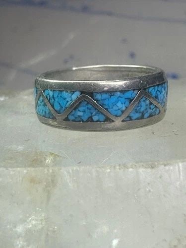 VINTAGE ZUNI RING TURQUOISE CHIPS SIZE 5.25 WEDDING BAND STERLING SILVER: VINTAGE ZUNI RING TURQUOISE CHIPS SIZE 5.25 WEDDING BAND STERLING SILVER Vintage Zuni ring turquoise chips size 5.25 wedding band sterling silver Size 5.25 Weight 3.2g Width. 5/16"