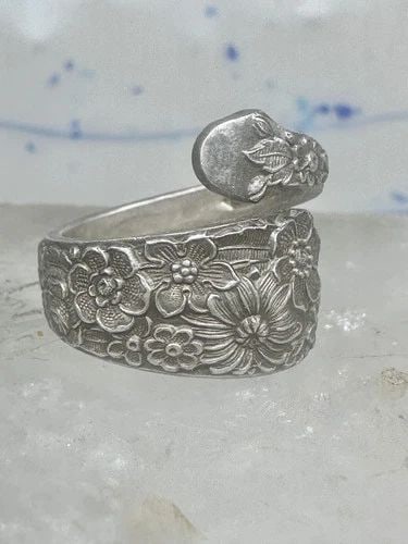 SPOON RING FLORAL BAND SIZE 7 ALVIN FLOWERS BAND STERLING SILVER WOMEN: Spoon ring floral band size 7 Alvin flowers band sterling silver women Size 7 adjustable Weight 9.1g Width. 5/8" Thinnest part of band 1/8"