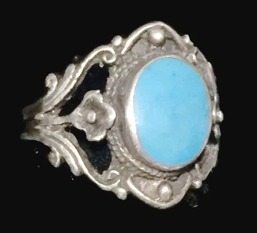 VINTAGE BLUE STONE FLOWER RING STERLING SILVER PINKY GIRLS RING SIZE 5.50: VINTAGE BLUE STONE FLOWER RING STERLING SILVER PINKY GIRLS RING SIZE 5.50 Vintage Ring w Blue Stone & a Flower Setting Size 5.50 Between a Size 5.50 and Size 5.75 Weight 3.5g Widest Part of Ring