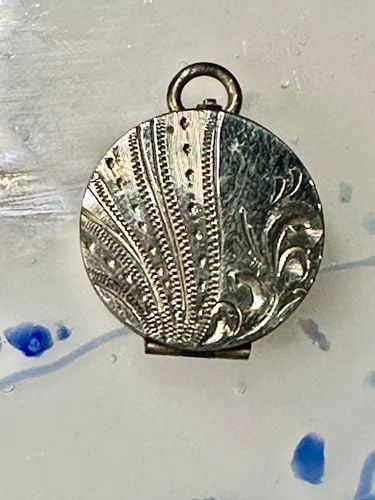 VINTAGE ROUND LOCKET ART DECO FLORAL WOMEN PENDANT: VINTAGE ROUND LOCKET ART DECO FLORAL WOMEN PENDANT Vintage Round Photo Locket Art Deco floral women pendant Signed B Not New and Old Worn Diameter 7/8" Mystery Metal
