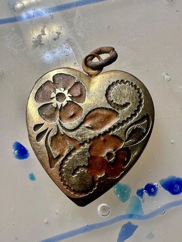 HEART VALENTINE DAY VINTAGE PHOTO LOCKET FLORAL FLOWERS WOMEN PENDANT (1 of 2)