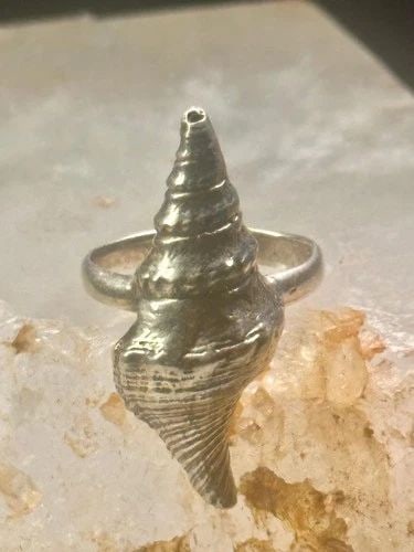 SHELL RING SIGN WASHED ASHORE BAND SNAIL SIZE 7 STERLING SILVER WOMEN: SHELL RING SIGN WASHED ASHORE BAND SNAIL SIZE 7 STERLING SILVER WOMEN Vintage Shell ring sign Washed Ashore band snail size 7 sterling silver women Size 7 Weight 9.9g Length 1 1/4" Width 1/2" Thinnest
