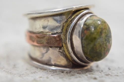 VINTAGE UNAKITE RING STERLING SILVER CIGAR BAND W COPPER STRIP SIZE 6.5: VINTAGE UNAKITE RING STERLING SILVER CIGAR BAND W COPPER STRIP SIZE 6.5 Vintage Unakite Sterling Silver Cigar Band Detailed w Copper Strip Size 6.50 Weight 11.5g Widest Part of the Band 3/4” Thi
