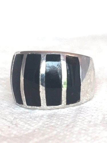 VINTAGE STERLING SILVER ONYX BAND RING SIZE 6.25 9.2G: VINTAGE STERLING SILVER ONYX BAND RING SIZE 6.25 9.2G Vintage Sterling Silver Onyx Band Ring Size 6.25 Weight 9.2g Widest Part of the Band 1/2" Thinnest Part of the Band 1/4" Free First Class shipping