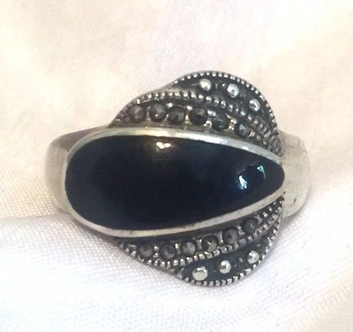 VINTAGE STERLING SILVER RING ONYX & MARCASITE SIZE 7 5.7G: VINTAGE STERLING SILVER RING ONYX & MARCASITE SIZE 7 5.7G Vintage Sterling Silver Onyx & Marcasites Ring Size 7 Weight 5.7g Widest Part of Band 5/8" Thinnest Part of Band 1/8" Free First Class shippin