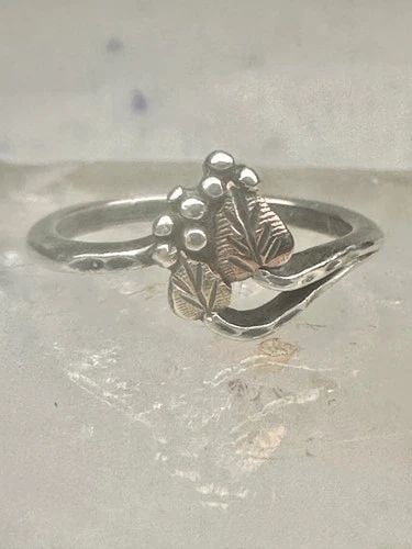 BLACK HILLS GOLD RING LEAVES BAND SIZE 7.25 STERLING SILVER WOMEN GIRLS: BLACK HILLS GOLD RING LEAVES BAND SIZE 7.25 STERLING SILVER WOMEN GIRLS Black Hills Gold ring leaves band size 7.25 sterling silver women girls Size 7.25 Weight 2.6g Length 3/8" Width 5/16" Band in th