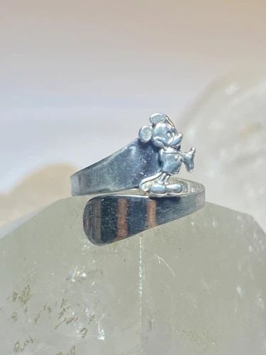 MICKEY MOUSE RING SIZE 5 WALT DISNEY PRODUCTIONS BYPASS STERLING SILVER: MICKEY MOUSE RING SIZE 5 WALT DISNEY PRODUCTIONS BYPASS STERLING SILVER Mouse ring bypass sterling silver Size 5 adjustable Weight 2.2g Widest part 5/8" Thinnest part of band 1/8"
