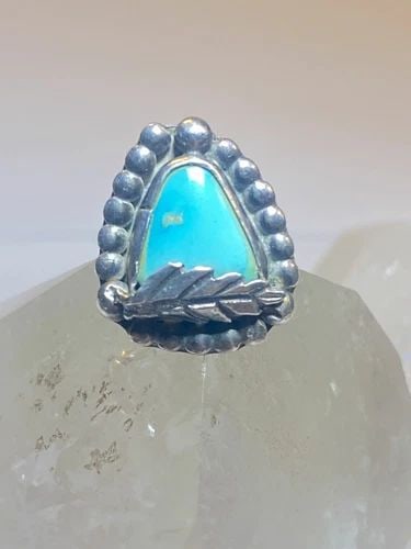 TURQUOISE RING SIZE 6 FEATHER NAVAJO SOUTHWEST STERLING SILVER: TURQUOISE RING SIZE 6 FEATHER NAVAJO SOUTHWEST STERLING SILVER Turquoise ring feather Navajo southwest sterling silver Size 6 Weight 6.6g Length. 7/8" Width 3/4" Thinnest part of band 1/8"