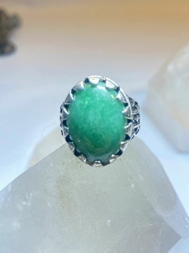 GREEN STONE RING SIZE 8.75 STERLING SILVER MEN WOMEN: GREEN STONE RING SIZE 8.75 STERLING SILVER MEN WOMEN Green stone ring sterling silver men women Size 8.75 Weight 6.8g Length 3/4" Width 1/2" Thinnest part of band 1/8"
