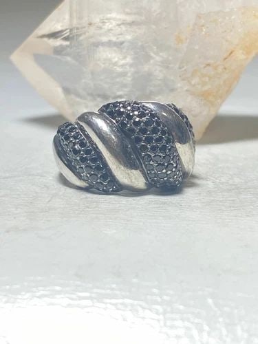 CHUNKY RING SIZE 6.75 DOME BLACK CRYSTALS FLUTED BAND STERLING SILVER WOMEN: CHUNKY RING SIZE 6.75 DOME BLACK CRYSTALS FLUTED BAND STERLING SILVER WOMEN Chunky ring dome black crystals fluted band sterling silver women Size 6.75 Weight 9.6g Widest part of band 1/2" Thinnest pa