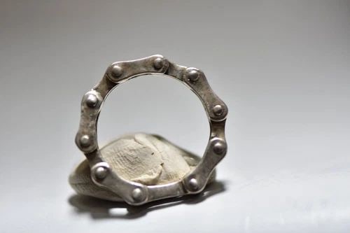 BICYCLE CHAIN RING SIZE 10 BIKER BAND STERLING SILVER MEN WOMEN: BICYCLE CHAIN RING SIZE 10 BIKER BAND STERLING SILVER MEN WOMEN bicycle chain ring biker band sterling silver men women Size 10 weight 6.6g Band width 3/16" Delivered in a Gift Box