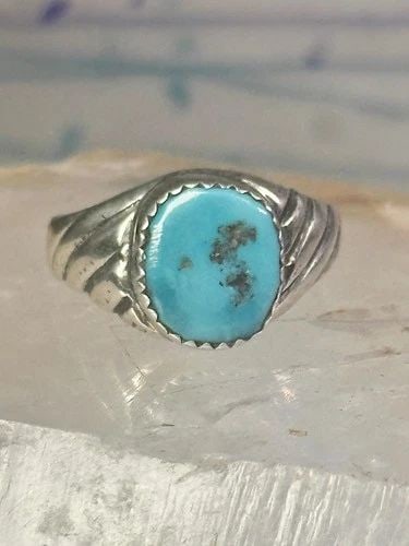 NAVAJO RING TURQUOISE SIZE 10.75 STERLING SILVER WOMEN GIRLS: NAVAJO RING TURQUOISE SIZE 10.75 STERLING SILVER WOMEN GIRLS Navajo Ring Turquoise size 10.75 sterling silver women girls Size 10.75 Weight 5g Length 1/2" Width 5/8" Thinnest part of band 3/32"