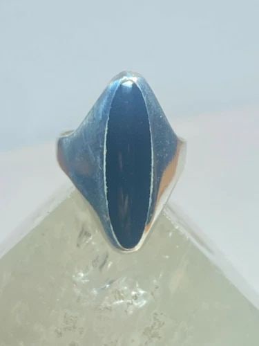 LONG ONYX RING SOUTHWEST STERLING SILVER WOMEN GIRLS: LONG ONYX RING SOUTHWEST STERLING SILVER WOMEN GIRLS Long onyx ring southwest sterling silver women girls Size 6.75 Weight 5.5g length. 1" Thinnest part 1/8"