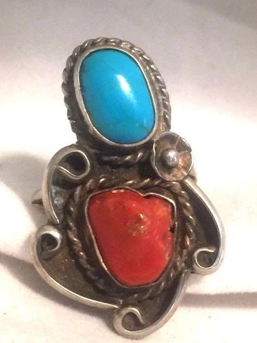 VINTAGE STERLING SILVER SOUTHWEST TURQUOISE CORAL RING SIZE 5.75 7G: VINTAGE STERLING SILVER SOUTHWEST TURQUOISE CORAL RING SIZE 5.75 7G Vintage Sterling Silver Southwest Long Ring Coral & Turquoise Size 5.75 Weight 7g Length 1 1/4" Width 3/4" Free First Class ship