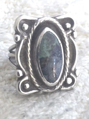 NAVAJO RING TURQUOISE SOUTHWEST RING SIZE 4.5 PINKIE VINTAGE STERLING SILVER: NAVAJO RING TURQUOISE SOUTHWEST RING SIZE 4.5 PINKIE VINTAGE STERLING SILVER Navajo ring Turquoise Southwest Ring Size 4.5 Pinkie Vintage Sterling Silver Size 4.5 Weight 8.3g Length 7/8" Width 3/4"