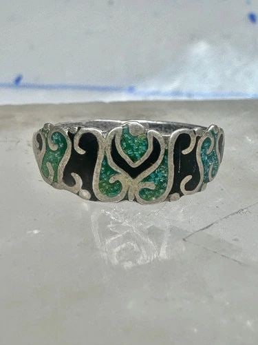 VINTAGE TURQUOISE CHIP RING MEXICO BAND SIZE 6.25 STERLING SILVER WOMEN: Vintage turquoise chip ring Mexico band size 6.25 sterling silver women Size 8.25 Weight. 1.4g Width. 1/4" Thinnest part of band 3/32"