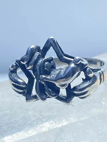 GOOFY RING SIZE 5.75 DISNEY STAR BAND STERLING SILVER WOMEN GIRLS: GOOFY RING SIZE 5.75 DISNEY STAR BAND STERLING SILVER WOMEN GIRLS GOOFY ring Disney star band sterling silver women girls Size 5.75 Between a size 5.75 and a size 6 Weight 2g Widest part of band 1/2" 