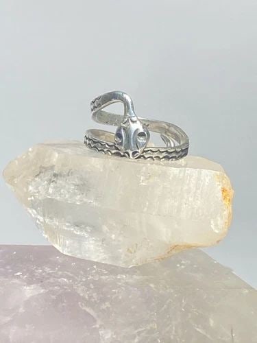 SNAKE RING WRAP AROUND TEXTURED BAND NO STONES STERLING SILVER WOMEN MEN: SNAKE RING WRAP AROUND TEXTURED BAND NO STONES STERLING SILVER WOMEN MEN Snake Ring size 9 wrap around textured Band No Stones sterling silver women Size 9 adjustable up to size 12 Weight 6.6g Widest 