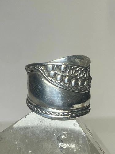 CIGAR RING SIZE 5.50 ROPE BAND STERLING SILVER WOMEN GIRLS: CIGAR RING SIZE 5.50 ROPE BAND STERLING SILVER WOMEN GIRLS Cigar ring rope band sterling silver women girls Size 5.50 Weight 8.4g Widest part 5/8" Thinnest part of band 3/8"