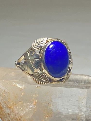 BLUE STONE RING SOUTHWEST LEAVES FLORAL STERLING SILVER WOMEN: BLUE STONE RING SOUTHWEST LEAVES FLORAL STERLING SILVER WOMEN Blue Stone ring southwest leaves floral sterling silver women Size 7.75 Weight 5.2g Length 3/4" Width. 3/8" Thinnest part of band 1/8"