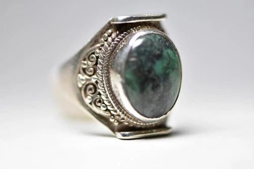 TURQUOISE RING BOHO BULKY CHUNKY STERLING SILVER WOMEN MEN SIZE 8.75: TURQUOISE RING BOHO BULKY CHUNKY STERLING SILVER WOMEN MEN SIZE 8.75 Turquoise ring boho bulky chunky sterling silver women Size 8.75 Between a Size 8.75 and a Size 9 Weight 11g Widest part of band 7/