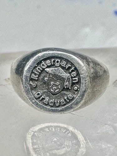 VINTAGE KINDERGARTEN GRADUATE RING CHILDREN BAND SIZE 3.5 STERLING SILVER KIDS: Kindergarten graduate ring children band size 3.50 sterling silver boys girl Size 3.50 Weight. 5.6g Length 3/8" Width. 3/8" Thinnest part of band 1/8"