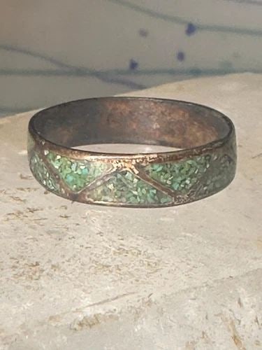 VINTAGE ZUNI WEDDING BAND TURQUOISE CHIPS SIZE 10.75 BAND STERLING SILVER WOMEN: VINTAGE ZUNI WEDDING BAND TURQUOISE CHIPS SIZE 10.75 BAND STERLING SILVER WOMEN Vintage Zuni wedding band turquoise chips size 10.75 band sterling silver women men Size 10.75 Between a size 10.75 and 