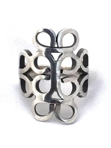VINTAGE STERLING SILVER RING SIZE 5.5 MEXICO TRIBAL HANDMADE .925: VINTAGE STERLING SILVER RING SIZE 5.5 MEXICO TRIBAL HANDMADE .925 Vintage Sterling Silver Ring Mexico Tribal Size 5.5 Weight 5.8g Widest Part of Band 1" Thinnest Part of Ban