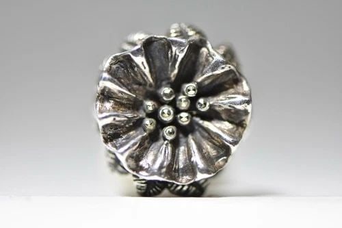 FLOWER RING MARCASITES VINTAGE STERLING SILVER WOMEN: FLOWER RING MARCASITES VINTAGE STERLING SILVER WOMEN flower ring marcasites vintage sterling silver women Size 6.50 Weight 9.1g Widest part of band 1" Thinnest part of band 1/8" Delivered in a gift bo