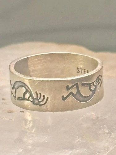 KOKOPELLI RING FERTILITY SOUTHWEST BAND SIZE 4.50 PINKY STERLING SILVER WOMEN: KOKOPELLI RING FERTILITY SOUTHWEST BAND SIZE 4.50 PINKY STERLING SILVER WOMEN Kokopelli ring fertility southwest band size 4.50 pinky sterling silver women Size 4.50 Weight. 3.2g Width. 1/4"