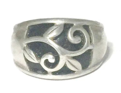 VINTAGE ONYX CIGAR BAND FLORAL STERLING SILVER RING SOUTHWEST BAND SIZE 7 FLOWER: VINTAGE ONYX CIGAR BAND FLORAL STERLING SILVER RING SOUTHWEST BAND SIZE 7 FLOWER Vintage Flower Vine Lacework Sterling Silver Onyx Ring Size 7 Weight 6.9g Widest Part of Band 1/2" Thinnest Part of Ban