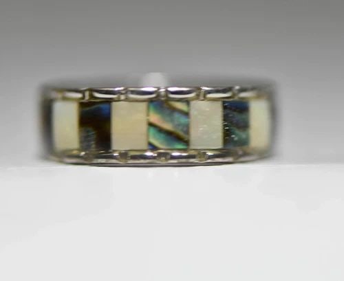 ABALONE RING MOP PINKY BAND STERLING SILVER WOMEN GIRLS: ABALONE RING MOP PINKY BAND STERLING SILVER WOMEN GIRLS Abalone ring MOP pinky band sterling silver women Size 5.50 Between a Size 5.50 and a size 5.75 Weight 3.1g Band Width 1/4" Delivered in a gift 