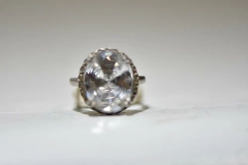 CLEAR RING SIZE 7.75 CRYSTAL COCKTAIL BOHO STERLING SILVER WOMEN: CLEAR RING SIZE 7.75 CRYSTAL COCKTAIL BOHO STERLING SILVER WOMEN Clear ring crystal cocktail sterling silver women Size 7.75 Weight 9g Widest part of the ring 3./4" Thinnest part of the ring 1/8"
