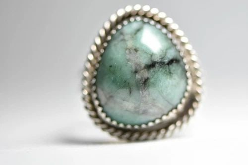 NAVAJO RING SOUTHWEST BOHO STERLING SILVER WOMEN SIZE 8: NAVAJO RING SOUTHWEST BOHO STERLING SILVER WOMEN SIZE 8 Navajo ring Turquoise southwest sterling silver women Size 8 Weight 9.7g Widest part of the ring 7/8" Thinnest part of the band 3/16"