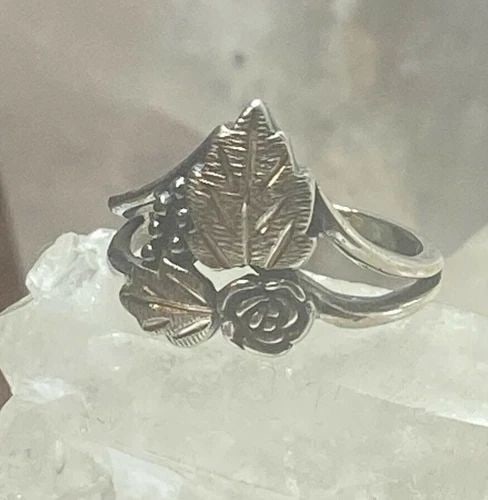 FLORAL RING SIZE 5.50 LEAVES BAND STERLING SILVER WOMEN GIRLS: FLORAL RING SIZE 5.50 LEAVES BAND STERLING SILVER WOMEN GIRLS Floral ring leaves band sterling silver women girls Size 5.50 Weight 3.2g Widest 1/2" Thinnest 1/8"